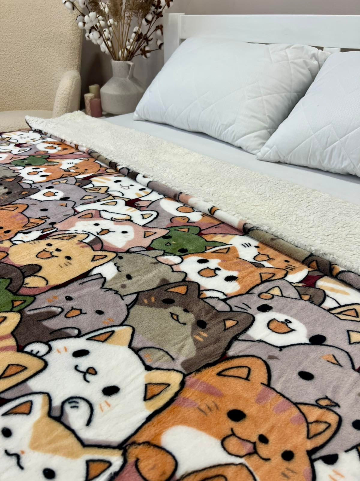 Velour bedspread with leaf pattern